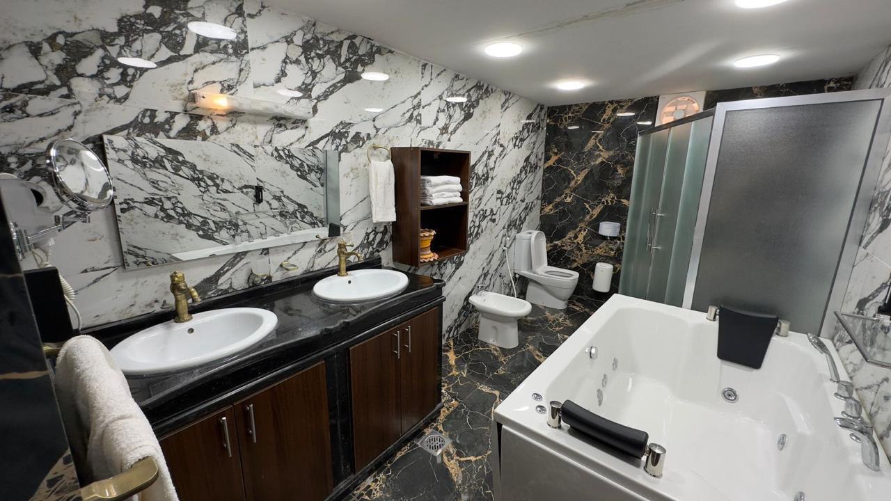 Royal Suite Bathroom